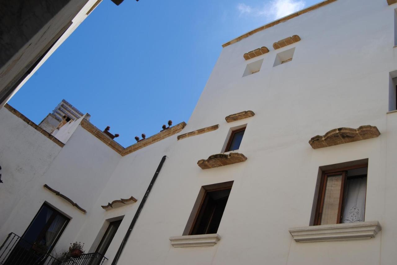 B & B Palazzo Maestro & Corte Maestro Rooms กัลลีโปลี ภายนอก รูปภาพ